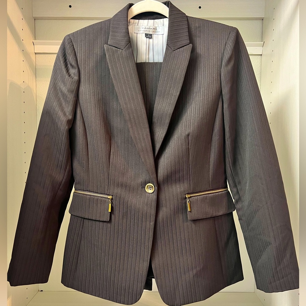 Stylish and classy Tahari 2pc suit